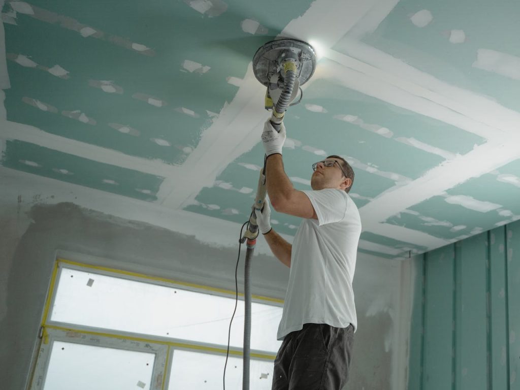 man-polishing-the-ceiling-6474343 Ankara Profesyonel Bölme Duvar sistemleri
